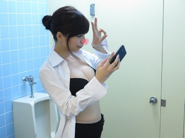 FC2-PPV-1401176 [Chụp ảnh lén lút] Đăng ảnh selfie dâm đãng trong toilet công ty