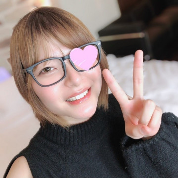 FC2-PPV-1754413 小翼 20 岁 笑容可爱充满魅力的书呆子女孩！  - 虽然时间久了我对性感到尴尬，但我的身体超级敏感！  - 纯白美乳 x Deca 臀部肉饼种子！