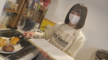 FC2-PPV-3191233 맛있는 빵을 먹은 후 생으로 빵집의 포스터 소녀